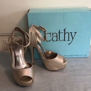 Cathy Jean Shoes Shiny Cream colored heel